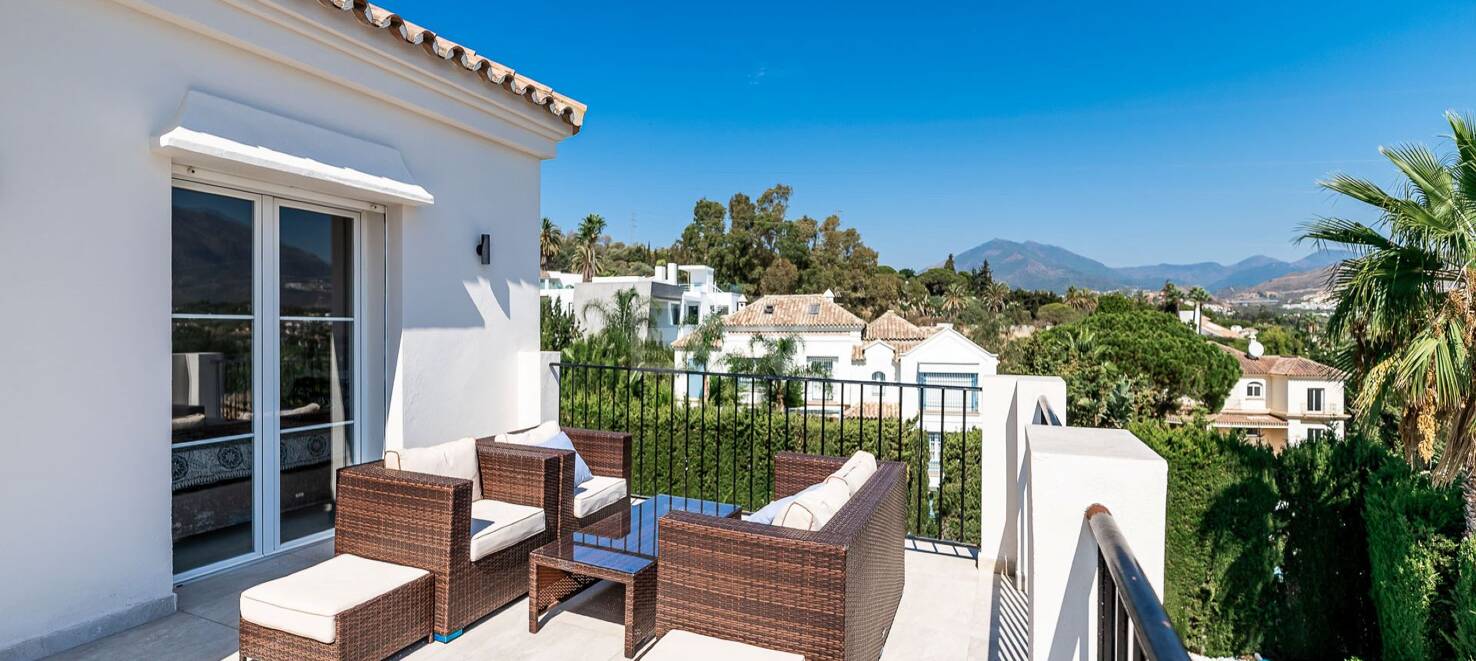 Andalusisk villa i Nueva Andalucía gångavstånd till alla bekvämligheter