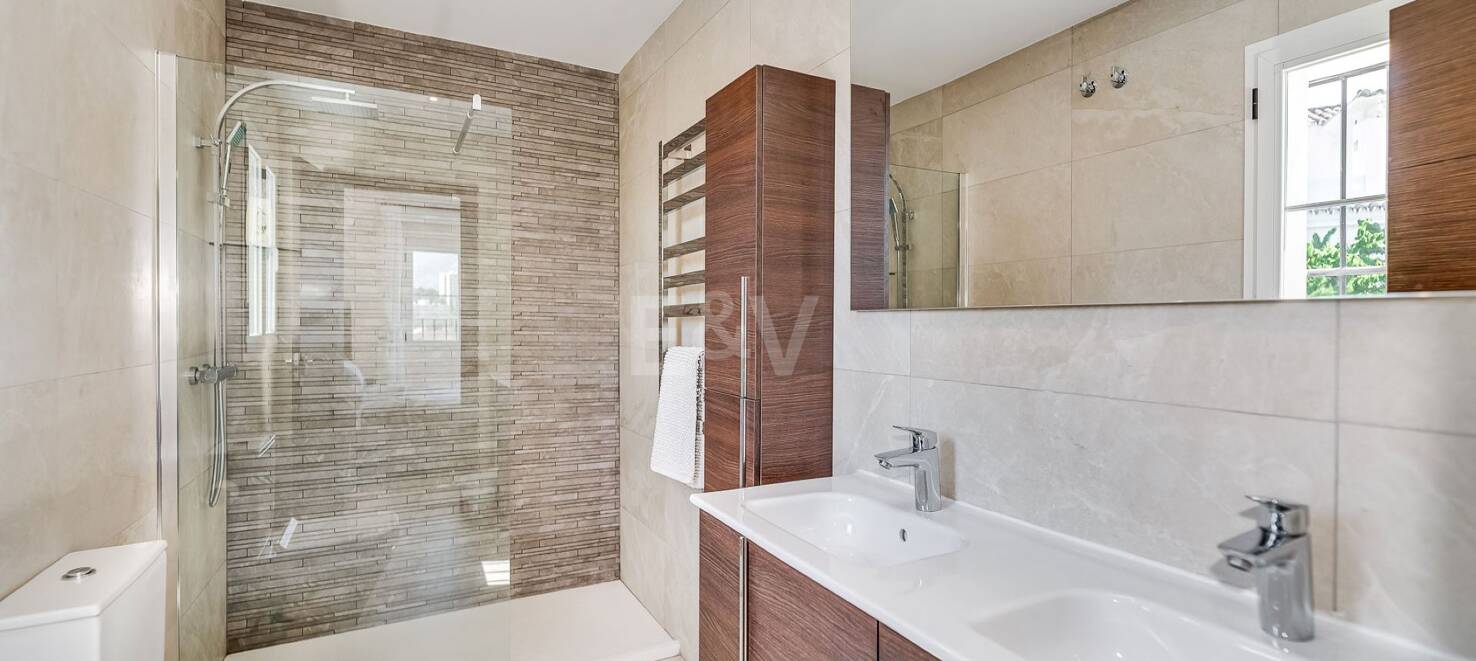 Andalusisk villa i Nueva Andalucía gångavstånd till alla bekvämligheter