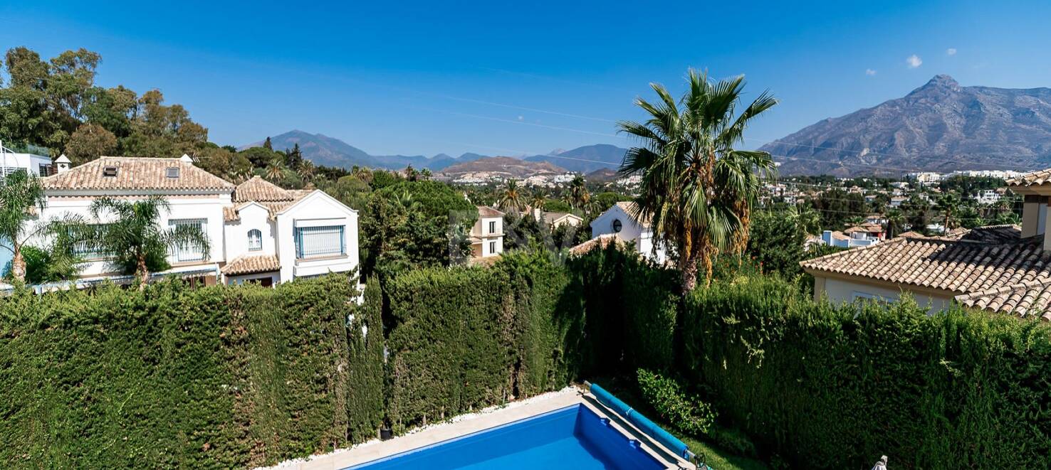 Andalusisk villa i Nueva Andalucía gångavstånd till alla bekvämligheter