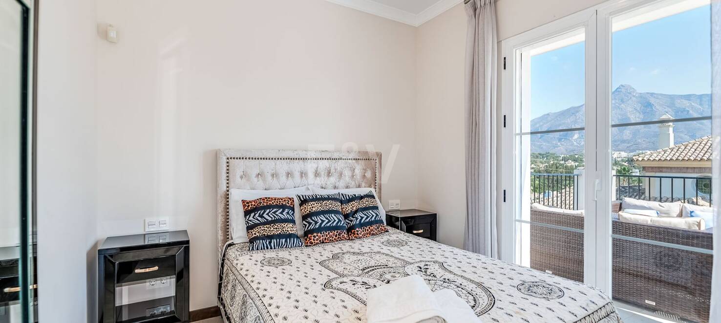 Andalusisk villa i Nueva Andalucía gångavstånd till alla bekvämligheter
