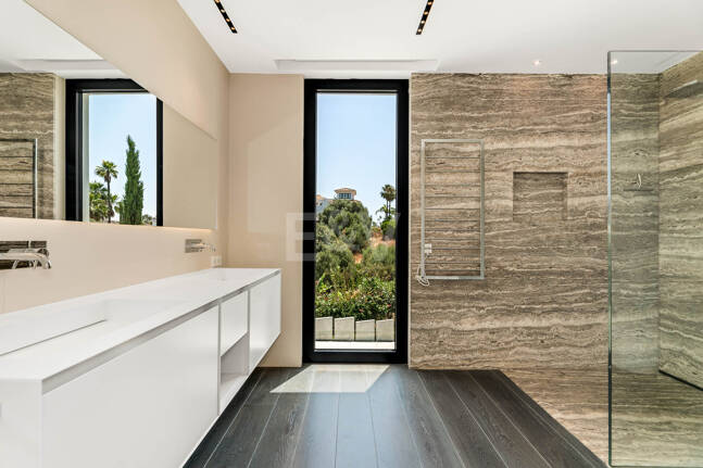 Contemporary Villa with Panoramic Sea & Mountain Views