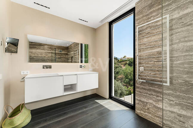 Contemporary Villa with Panoramic Sea & Mountain Views