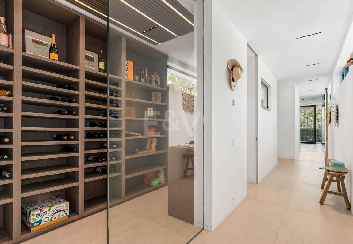 Contemporary Villa with Panoramic Sea & Mountain Views