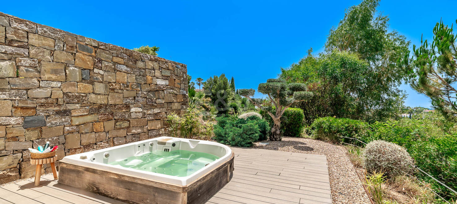 Współczesna Willa z Morzem Panoramicznym i Górą Widok