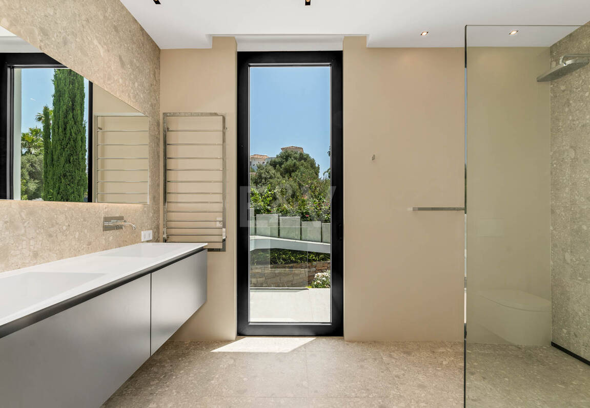 Contemporary Villa with Panoramic Sea & Mountain Views