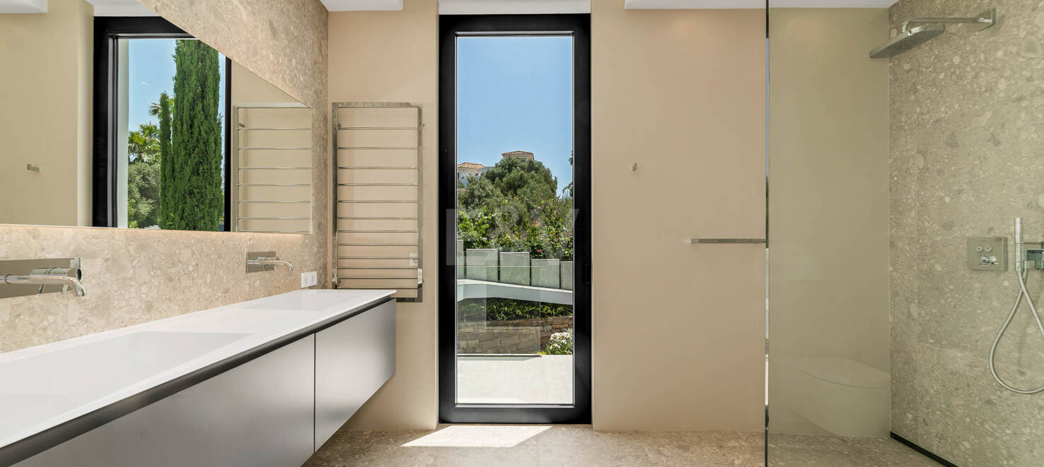 Współczesna Willa z Morzem Panoramicznym i Górą Widok