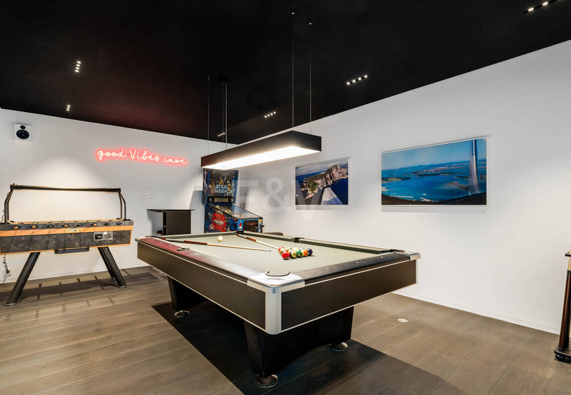 Contemporary Villa with Panoramic Sea & Mountain Views