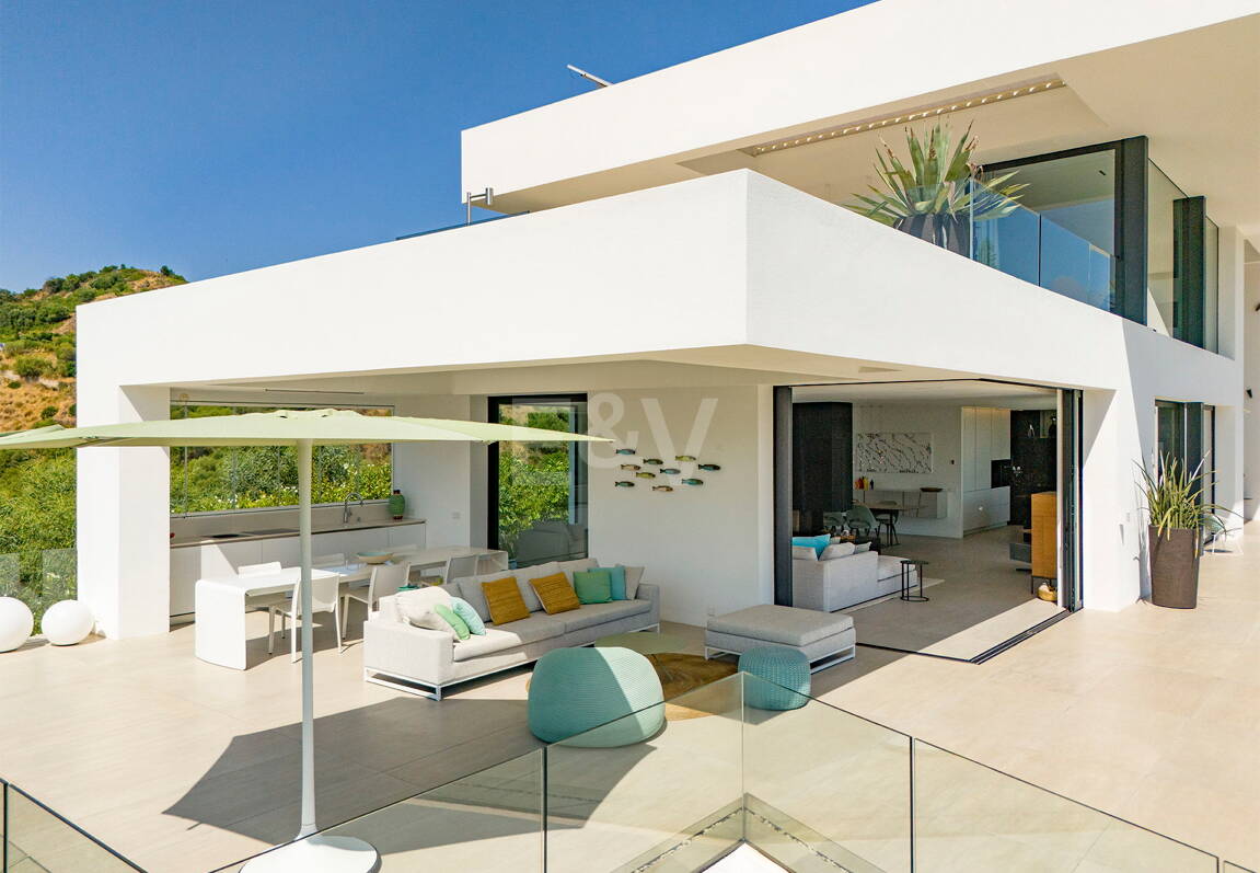 Contemporary Villa with Panoramic Sea & Mountain Views