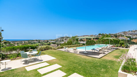 Villa contemporánea con vistas panorámicas al mar y a la montaña