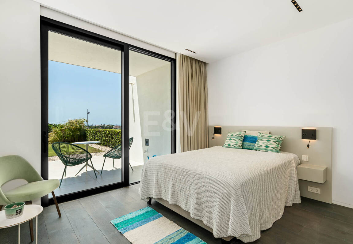 Contemporary Villa with Panoramic Sea & Mountain Views