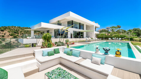 Villa contemporánea con vistas panorámicas al mar y a la montaña