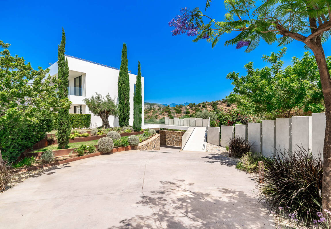 Contemporary Villa with Panoramic Sea & Mountain Views