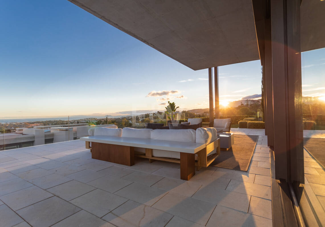 Lujo Arquitectónico con Vistas Panorámicas al Mar en La Quinta