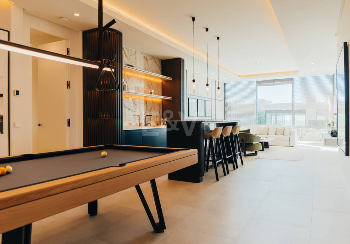 Lujo Arquitectónico con Vistas Panorámicas al Mar en La Quinta