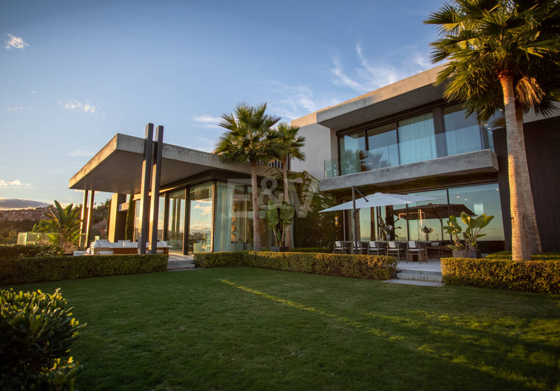 Lujo Arquitectónico con Vistas Panorámicas al Mar en La Quinta
