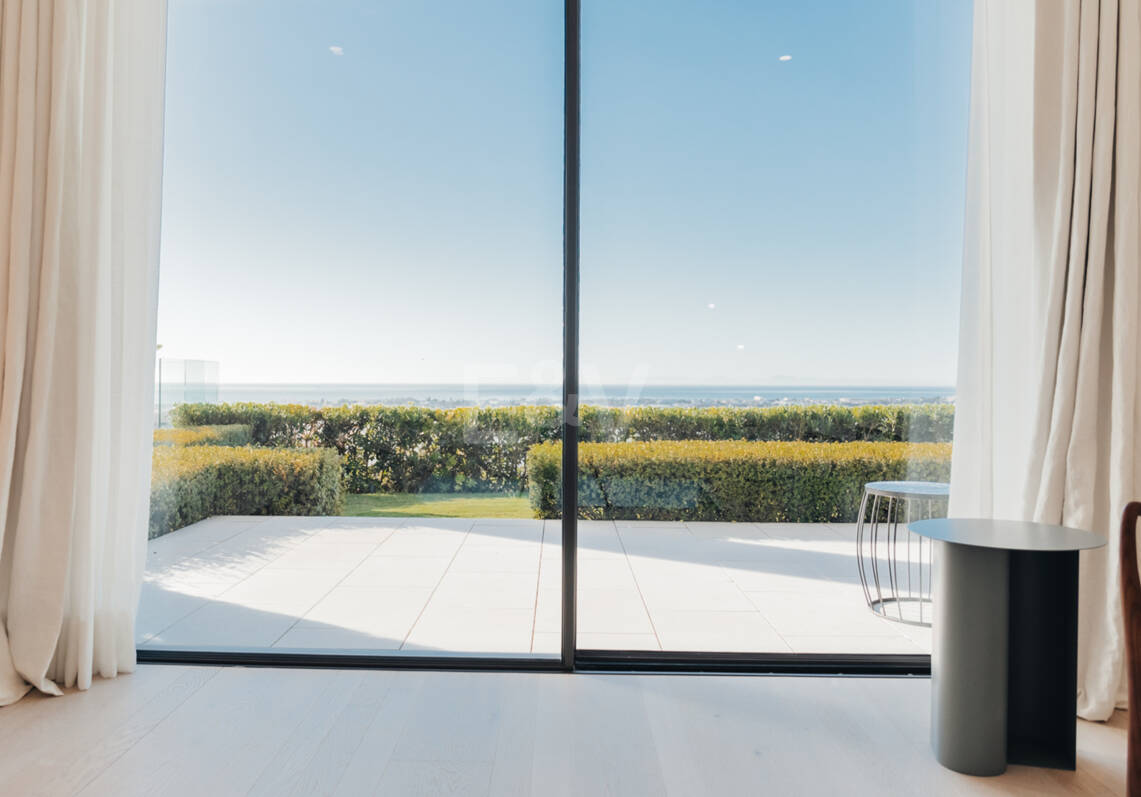 Lujo Arquitectónico con Vistas Panorámicas al Mar en La Quinta
