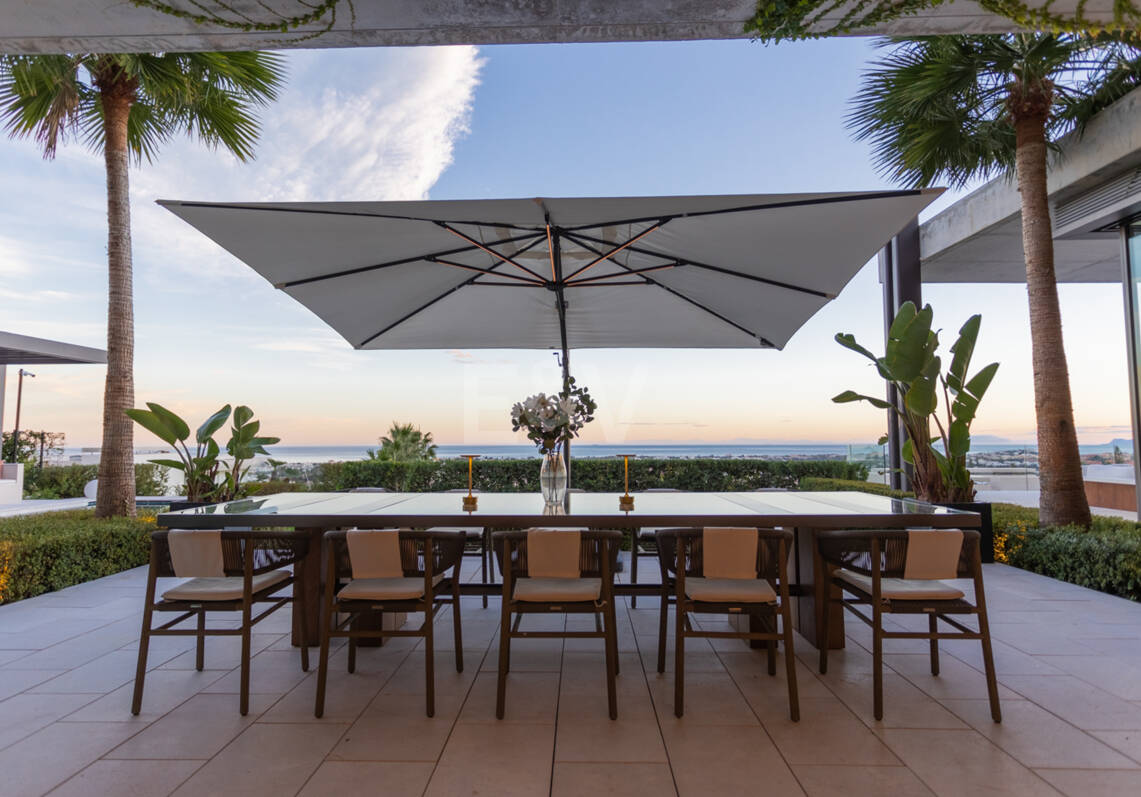 Lujo Arquitectónico con Vistas Panorámicas al Mar en La Quinta