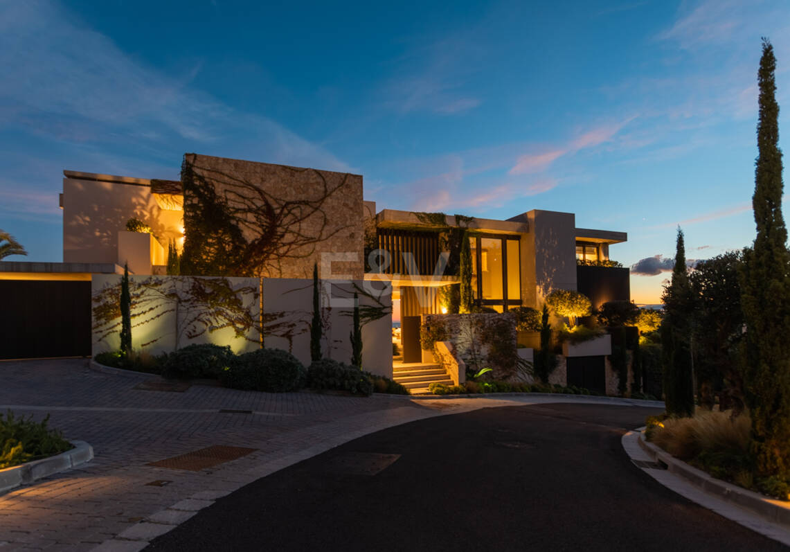 Lujo Arquitectónico con Vistas Panorámicas al Mar en La Quinta