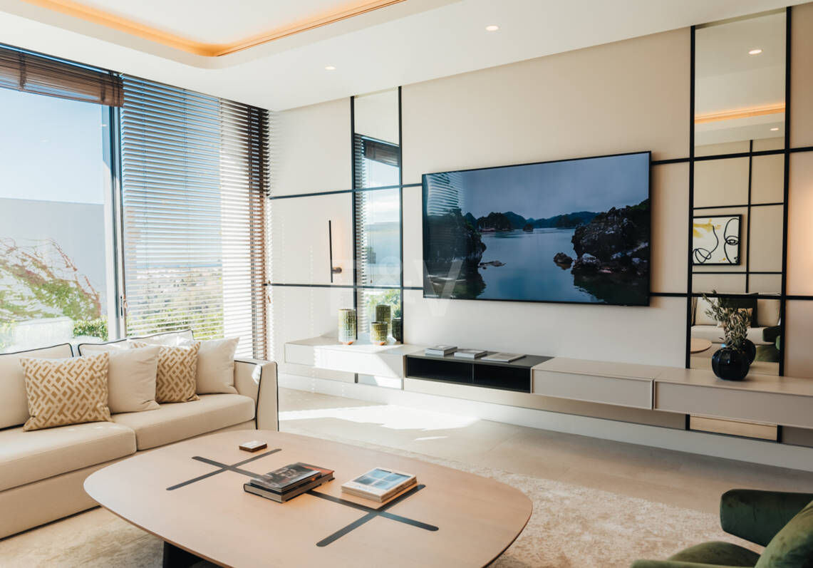Lujo Arquitectónico con Vistas Panorámicas al Mar en La Quinta