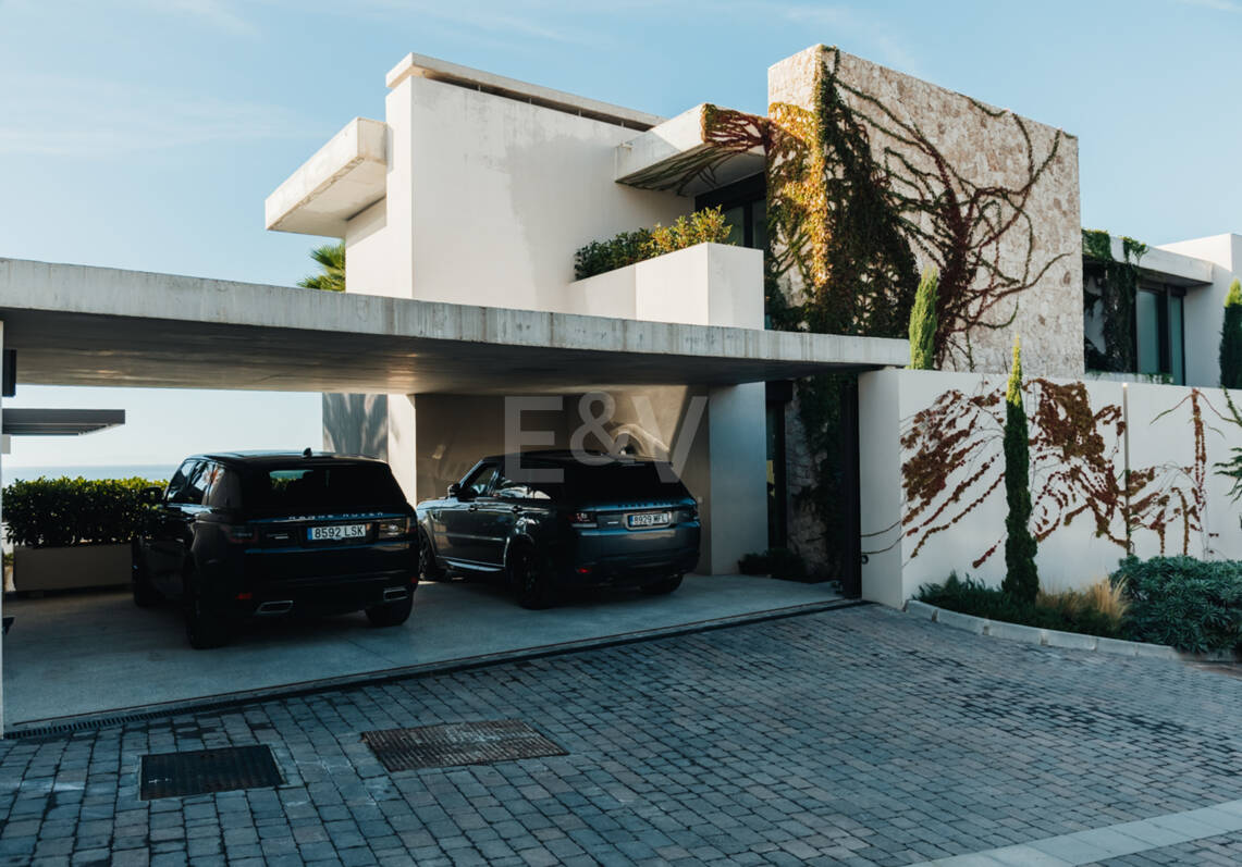 Lujo Arquitectónico con Vistas Panorámicas al Mar en La Quinta