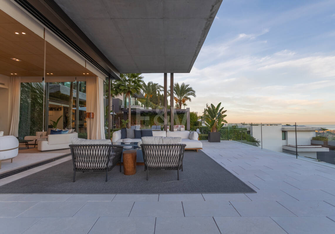 Lujo Arquitectónico con Vistas Panorámicas al Mar en La Quinta