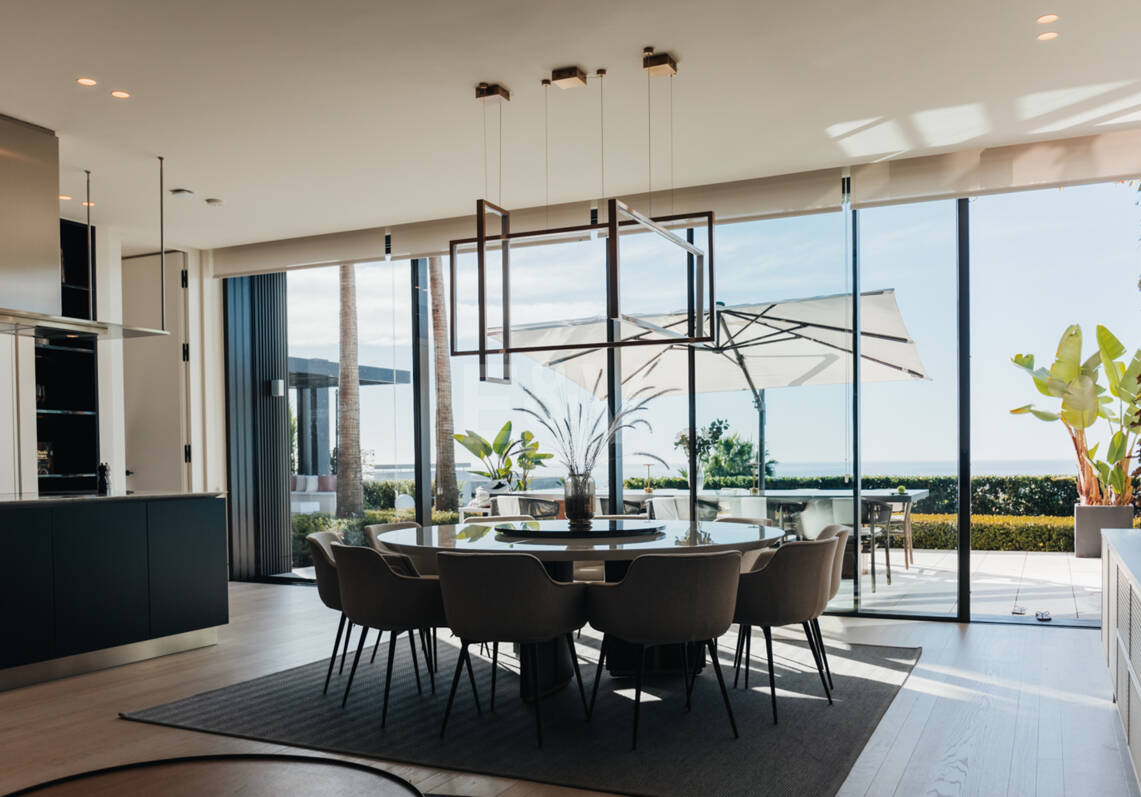 Lujo Arquitectónico con Vistas Panorámicas al Mar en La Quinta