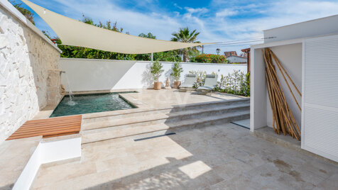 Elegant 1-bedroom property in East Marbella with parking and private pool, 50m from the beach.