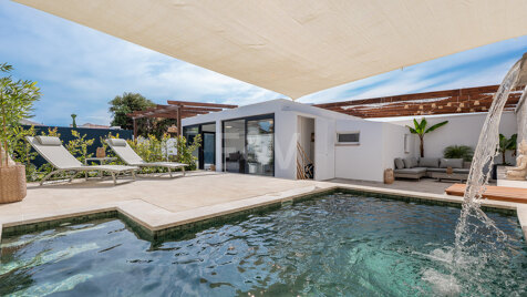 Elegant 1-bedroom property in East Marbella with parking and private pool, 50m from the beach.