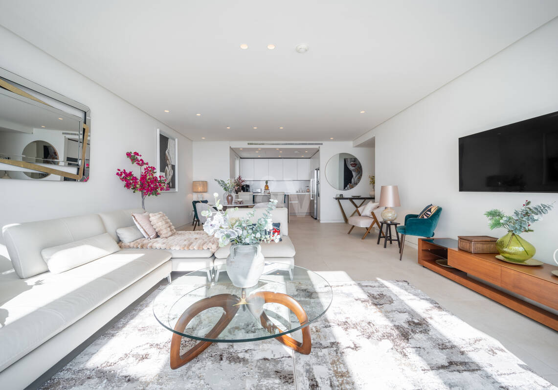 Appartement élégant avec licence touristique et vue panoramique sur la mer et la montagne à Palo Alto Marbella
