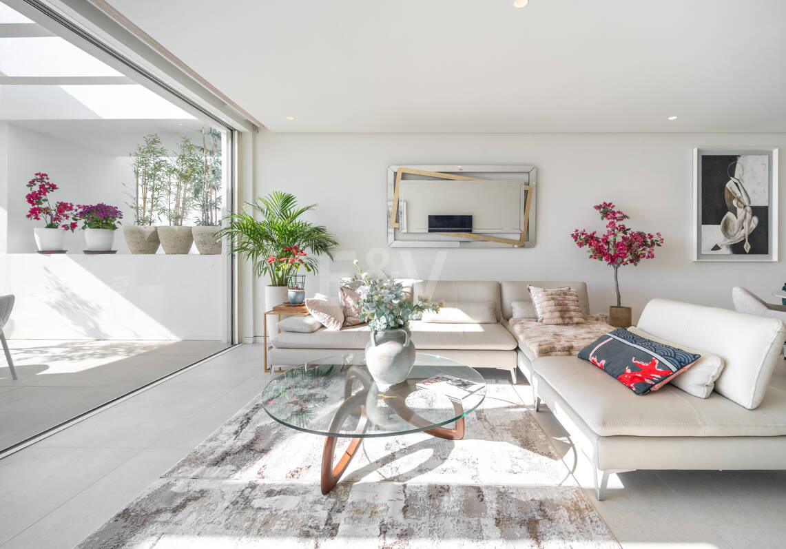 Appartement élégant avec licence touristique et vue panoramique sur la mer et la montagne à Palo Alto Marbella