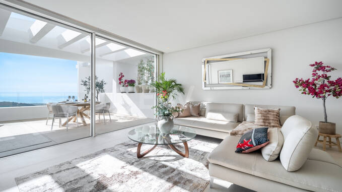 Elegante apartamento con licencia turística y vistas panorámicas al mar y a la montaña en Palo Alto Marbella