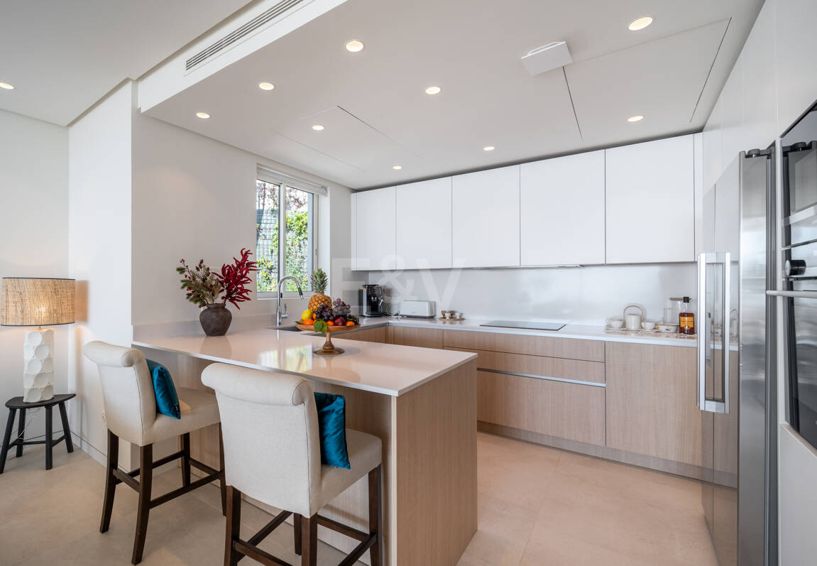 Appartement élégant avec mer panoramique et montagne Vues dans Palo Alto Marbella