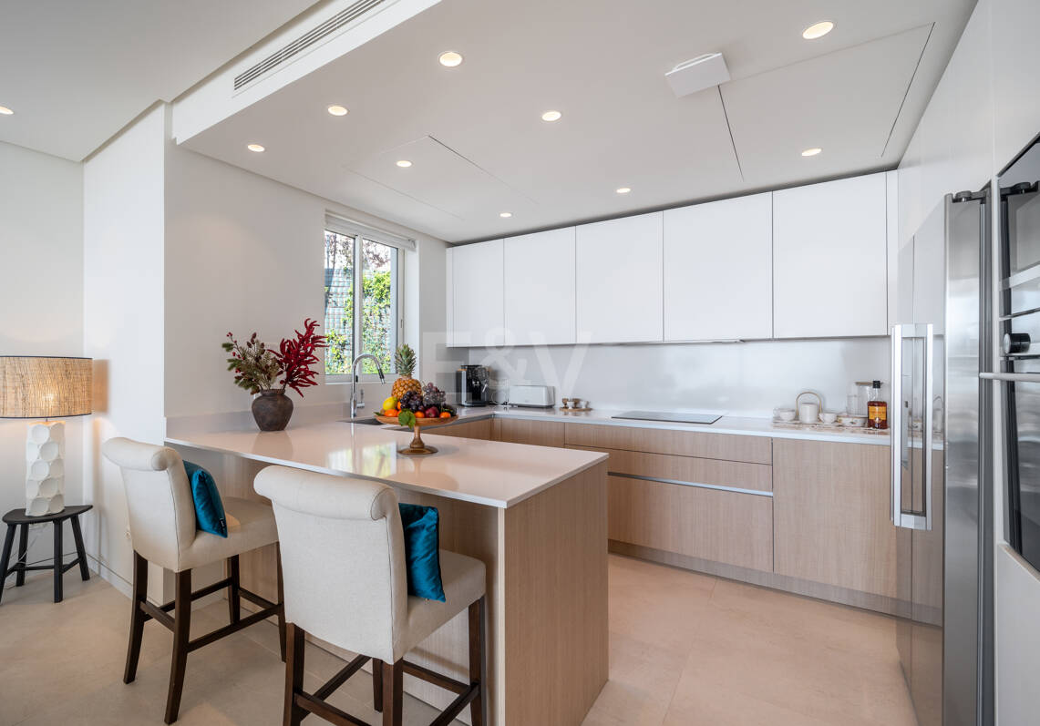 Appartement élégant avec licence touristique et vue panoramique sur la mer et la montagne à Palo Alto Marbella
