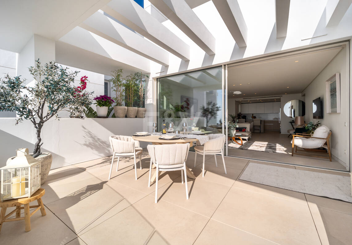 Appartement élégant avec licence touristique et vue panoramique sur la mer et la montagne à Palo Alto Marbella