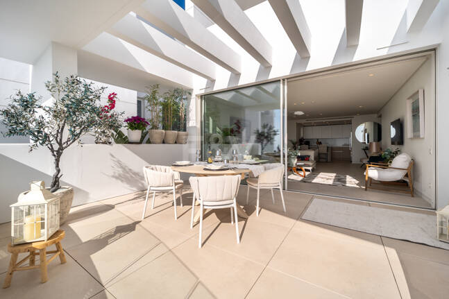 Appartement élégant avec mer panoramique et montagne Vues dans Palo Alto Marbella