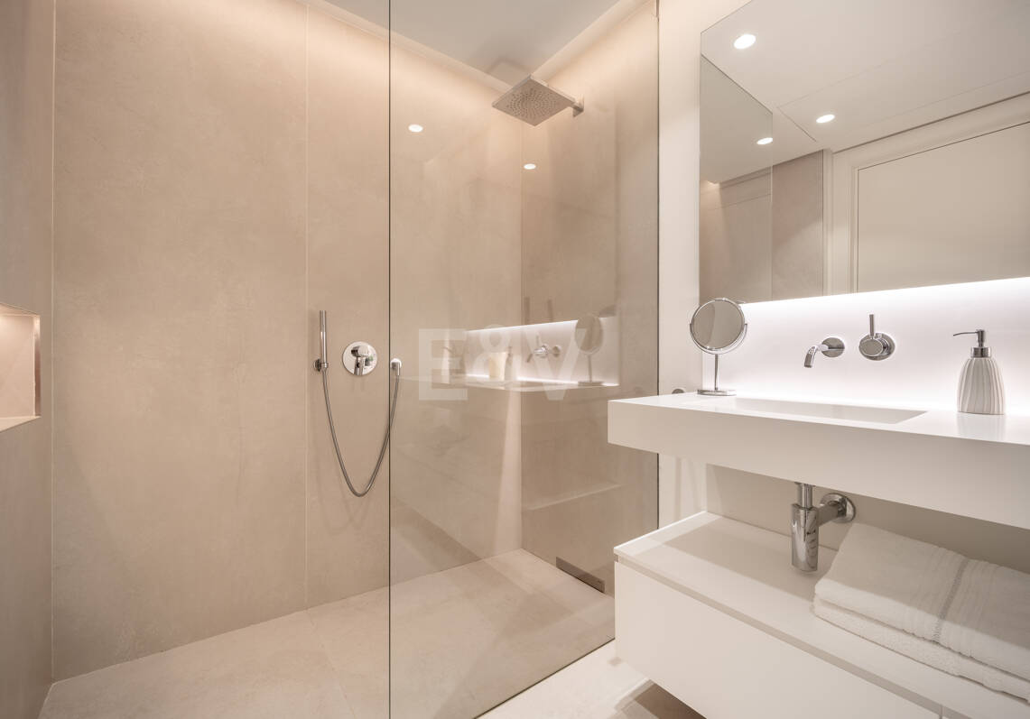Appartement élégant avec licence touristique et vue panoramique sur la mer et la montagne à Palo Alto Marbella