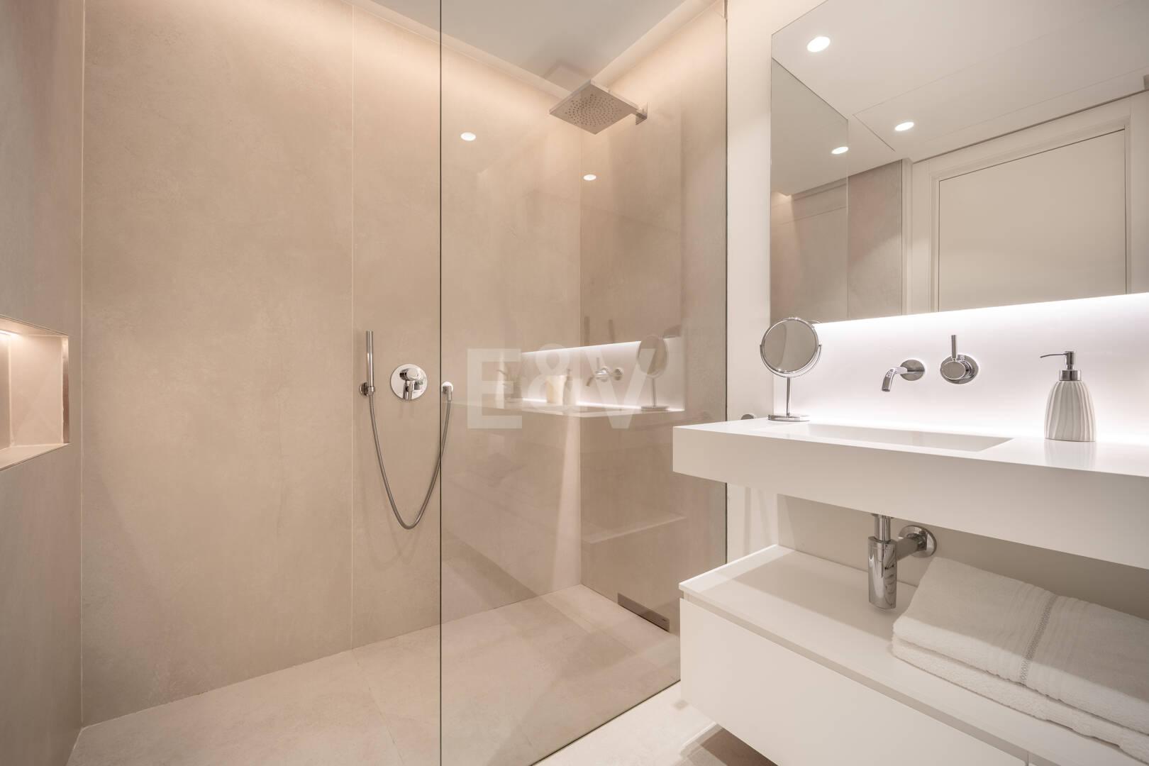 Appartement élégant avec mer panoramique et montagne Vues dans Palo Alto Marbella