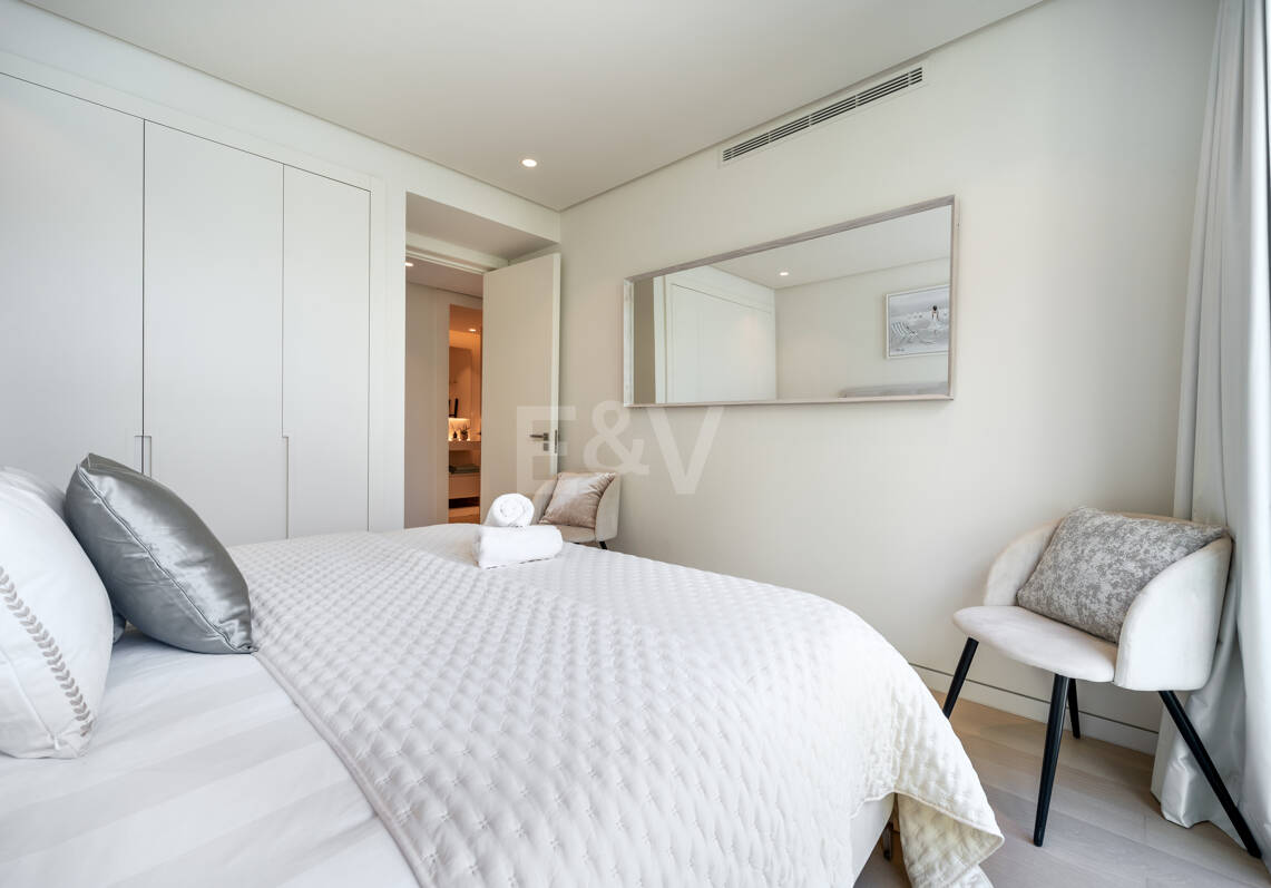 Appartement élégant avec licence touristique et vue panoramique sur la mer et la montagne à Palo Alto Marbella