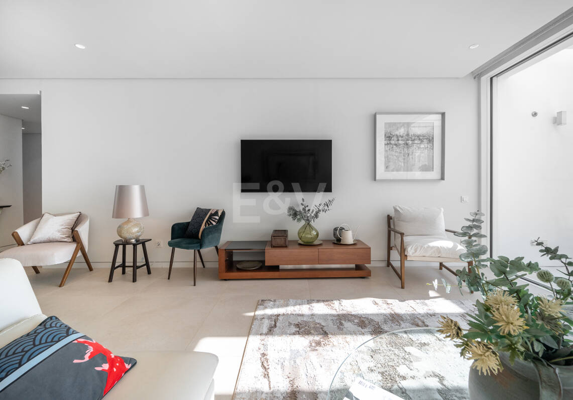 Appartement élégant avec licence touristique et vue panoramique sur la mer et la montagne à Palo Alto Marbella