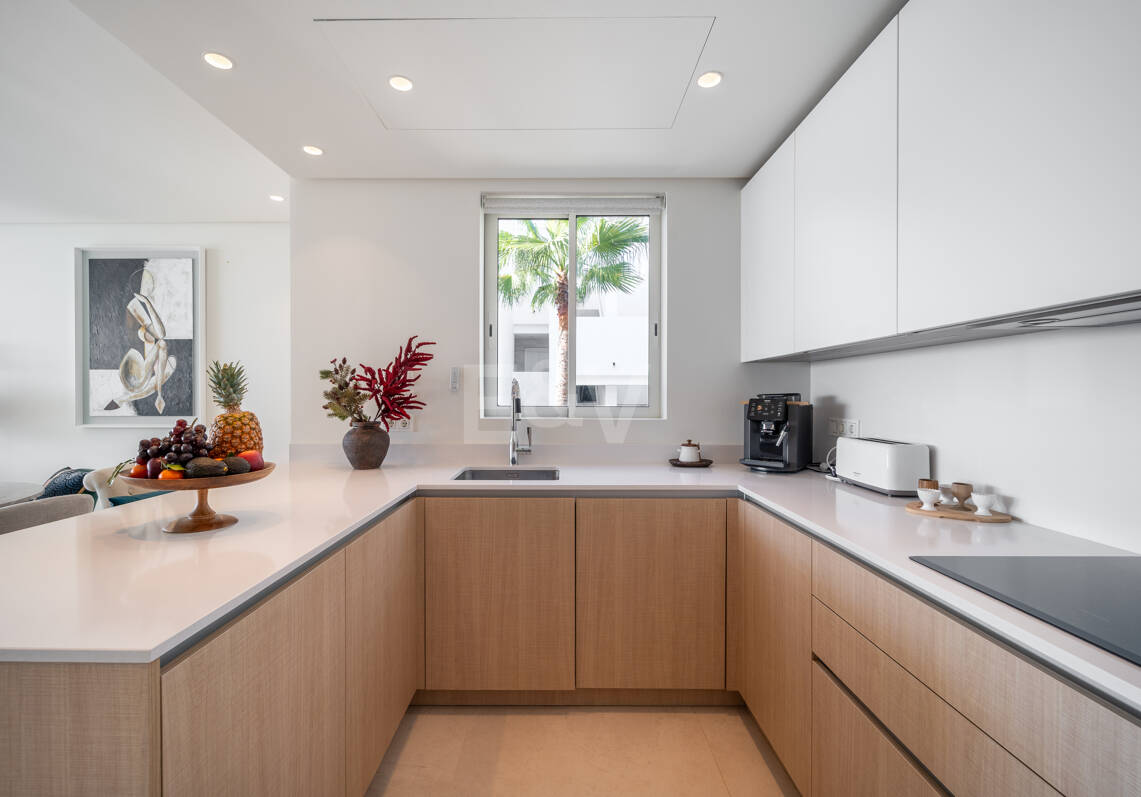 Appartement élégant avec licence touristique et vue panoramique sur la mer et la montagne à Palo Alto Marbella
