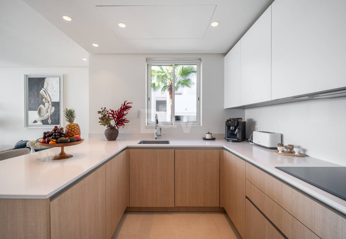 Appartement élégant avec mer panoramique et montagne Vues dans Palo Alto Marbella