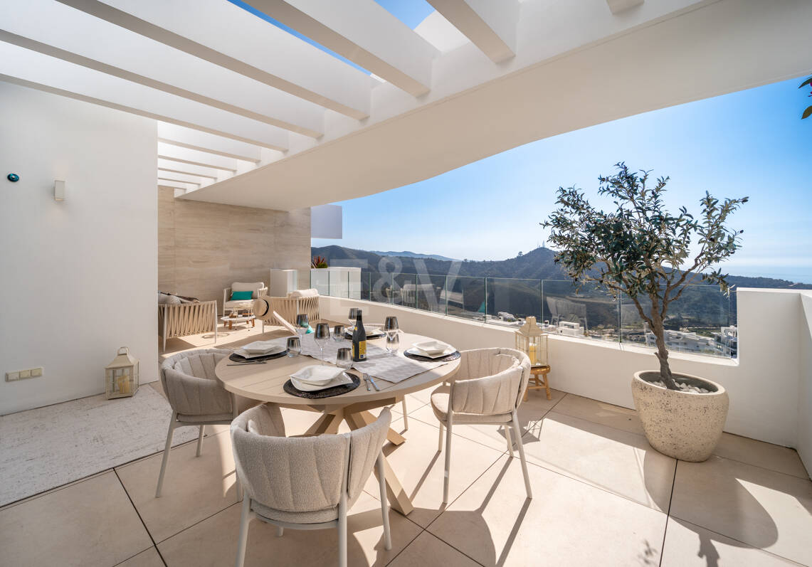 Appartement élégant avec licence touristique et vue panoramique sur la mer et la montagne à Palo Alto Marbella