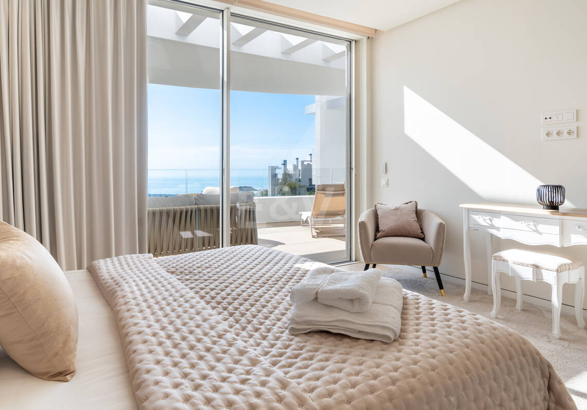 Appartement élégant avec licence touristique et vue panoramique sur la mer et la montagne à Palo Alto Marbella