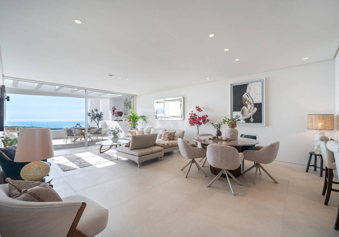 Appartement élégant avec licence touristique et vue panoramique sur la mer et la montagne à Palo Alto Marbella