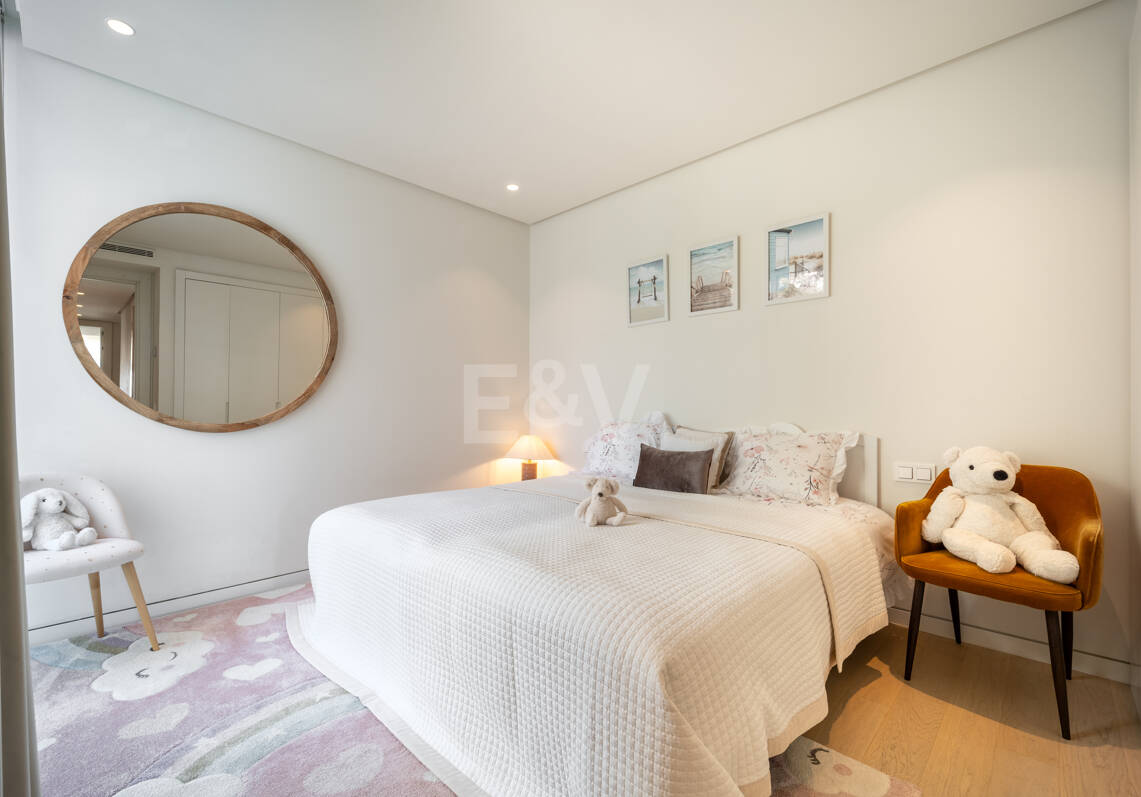Appartement élégant avec licence touristique et vue panoramique sur la mer et la montagne à Palo Alto Marbella