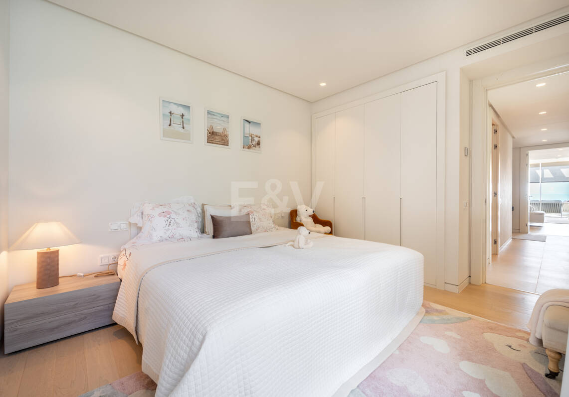 Appartement élégant avec licence touristique et vue panoramique sur la mer et la montagne à Palo Alto Marbella