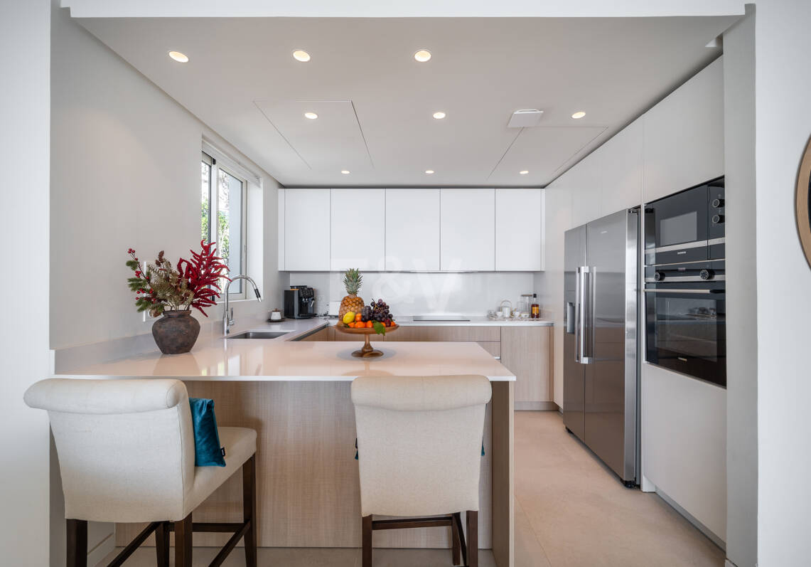 Appartement élégant avec licence touristique et vue panoramique sur la mer et la montagne à Palo Alto Marbella