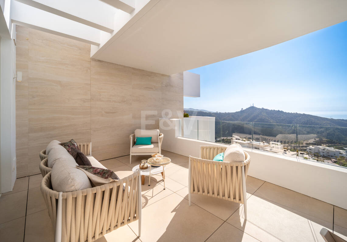 Appartement élégant avec licence touristique et vue panoramique sur la mer et la montagne à Palo Alto Marbella