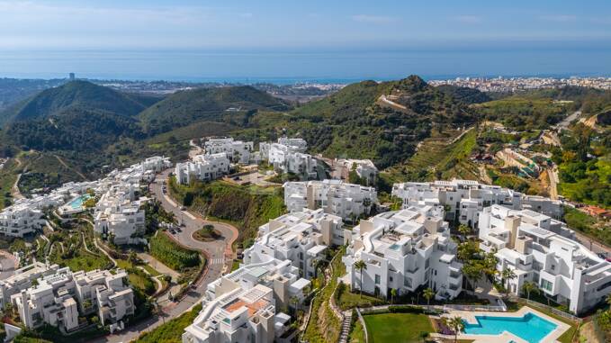 Elegante apartamento con licencia turística y vistas panorámicas al mar y a la montaña en Palo Alto Marbella