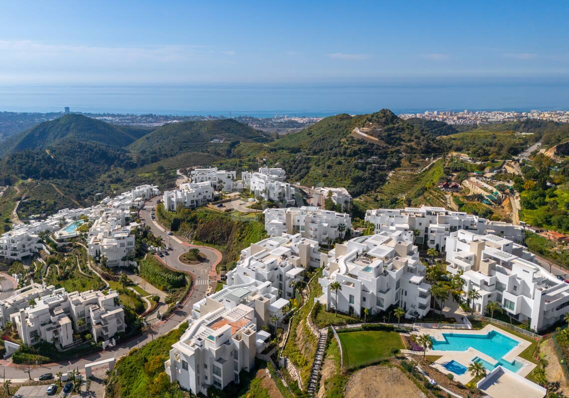 Appartement élégant avec licence touristique et vue panoramique sur la mer et la montagne à Palo Alto Marbella